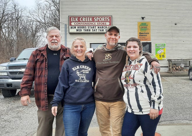 Dan Seaman, a la izquierda, de pie el 25 de marzo con las tres personas tomando su tienda de deportes Elk Creek en Lake City.  Ellos son su prometida Becky Kindle, su hijo Chris Seaman y la hija de Kindle, Leah Watkins.  Dan Seaman se jubila después de 43 años de trabajar con pescadores, cazadores y residentes locales.