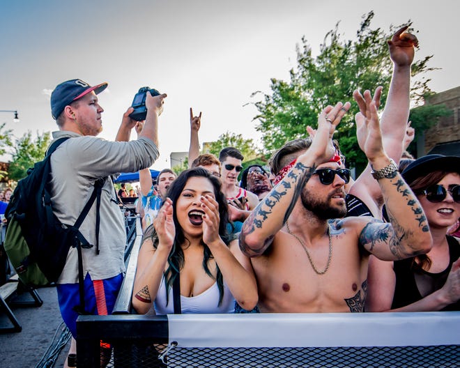 El fotógrafo y periodista de la ciudad de Oklahoma, Nathan Poppe, toma fotografías de la multitud en un concierto al aire libre. La primera exposición de Poppe de su fotografía de conciertos estará abierta hasta abril en Lively Beerworks en OKC. Foto proporcionada por Tom Dunning