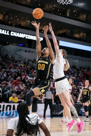 Michigan forward Naz Hillmon plays against Louisville in the 2022 NCAA tournament.