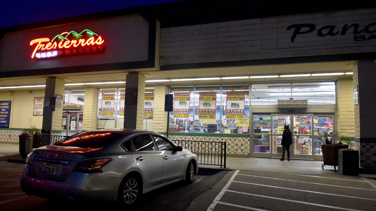 A shopper at the entrance to Tresierras Supermarket in Santa Paula on Tuesday night, March 22, 2022, found a sign announcing the store's recent closure.