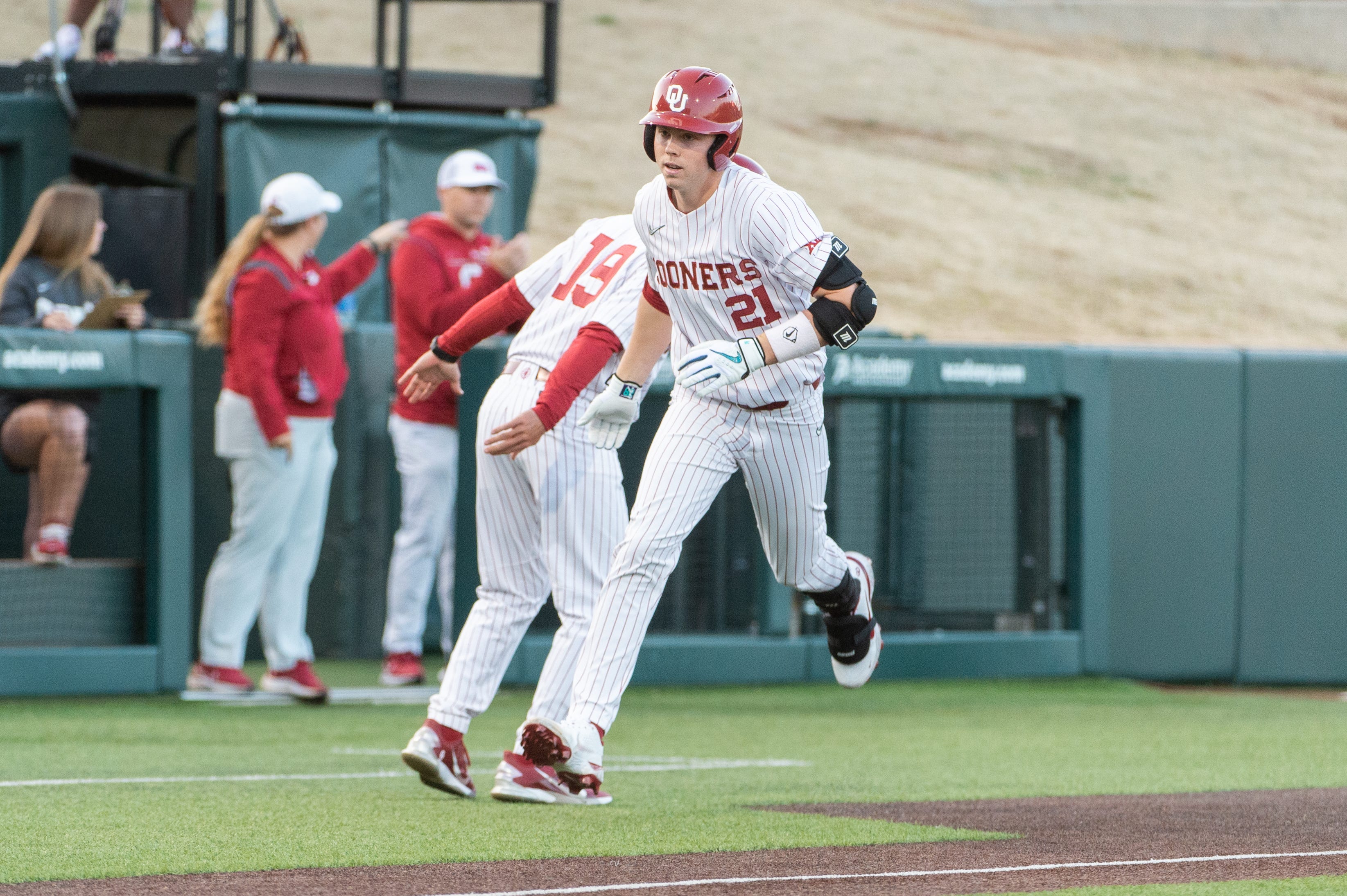 ou-baseball-mark-mcgwire-s-son-max-making-own-his-name-with-sooners