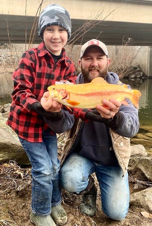 Un equipo de pesca de padre e hijo.  Michael Burke, del condado de Wayne, es todo sonrisas después de ver a su hijo de 7 años pescar una hermosa trucha arcoíris dorada.  Dylan ganó este trofeo de 17,5 pulgadas en el reciente Día de la trucha juvenil con mentores de PA en Dyberry Creek.