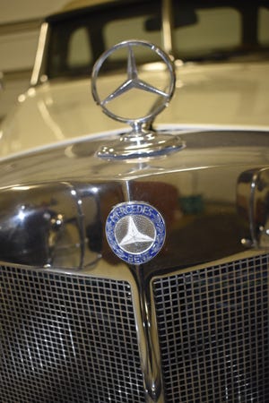 L'ornement de capot de la réplique de la Mercedes de 1934 de Gene Coyle.