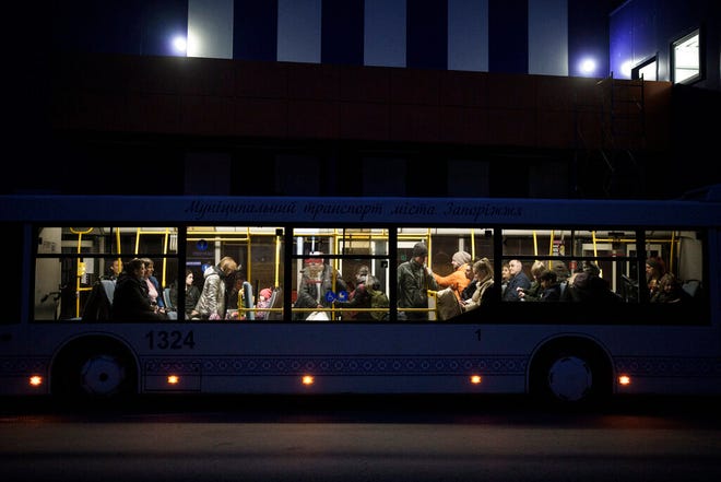 Sebuah bus membawa pengungsi internal dari Mariupol dan Berdiansk ke pusat pengungsi di Zaporizhia, Ukraina, Jumat, 1 April 2022.