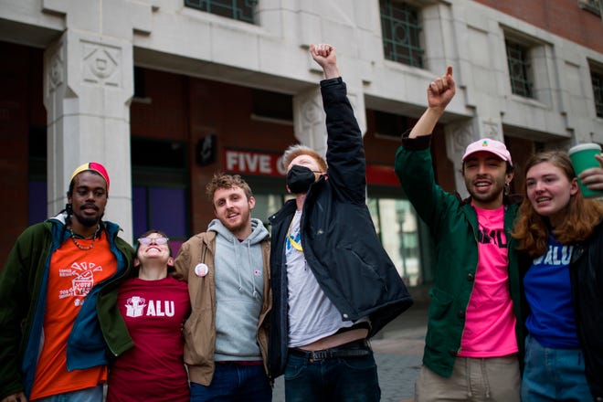 Pekerja Amazon di New York memilih untuk berserikat, yang pertama untuk pengecer