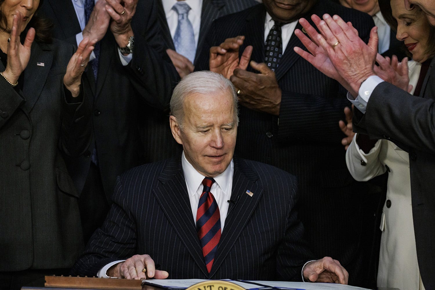 Di dalam tembakan terakhir Biden untuk menyelamatkan kontrak baru pribadinya