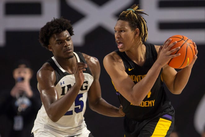 Malik Reneau (14) dari Montverde Academy mencari celah melawan Jarace Walker (25) dari IMG Academy di babak kedua semifinal GEICO Nationals antara Montverde Academy dan IMG Academy, Jumat, 1 April 2022, di Suncoast Credit Union Arena di Fort Myers , Fla.  Akademi Montverde mengalahkan Akademi IMG 62-57.