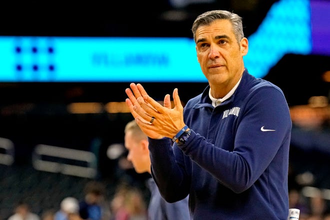 Villanova’s Jay Wright keeps it casual at Final Four at March Madness