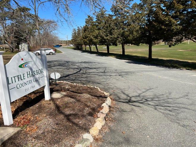 Town meeting Waters made the community's preference clear with a 423-to-34 vote in favor of the $ 2.6 million purchase of the 54-acre, 18-hole golf course that opened six decades ago on Little Harbor Road.