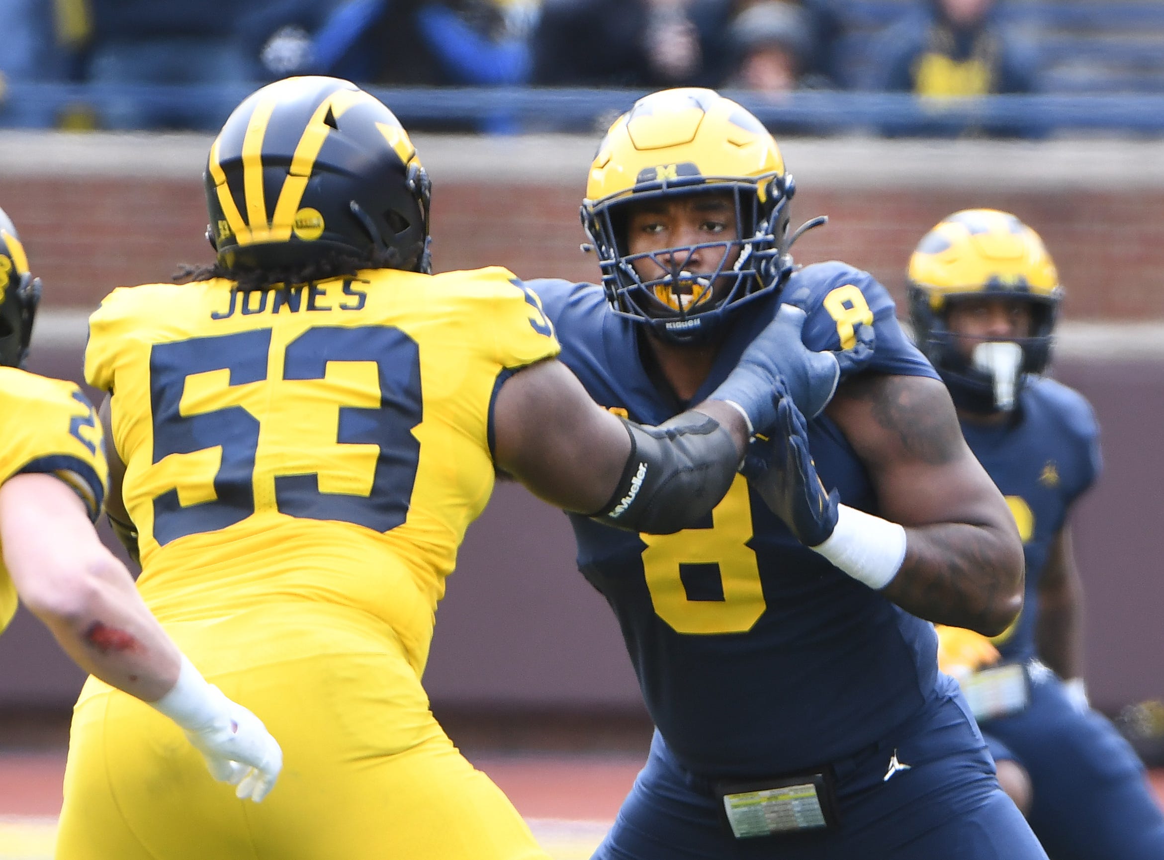 Trente Jones dari Michigan cenderung ke posisi awal dengan tekel yang tepat