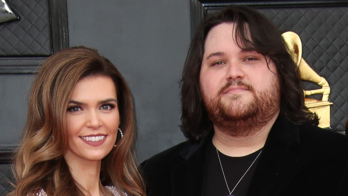 Wolfgang Van Halen trouwt met Andrea Alsop, ter ere van zijn vader Eddie Van Halen Wolfgang Van Halen trouwt met Andrea Alsop, ter ere van zijn vader Eddie Van Halen