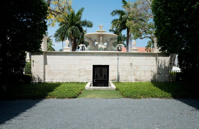Palm Beach plans to add steps to the south wall of the historic Addison Mizner Memorial Fountain in Palm Beach.