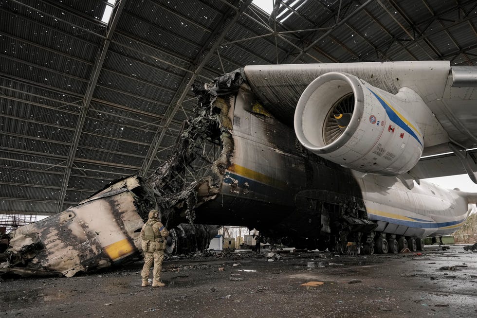 Des photos d’Ukraine montrent l’épave du plus grand avion du monde Mriya