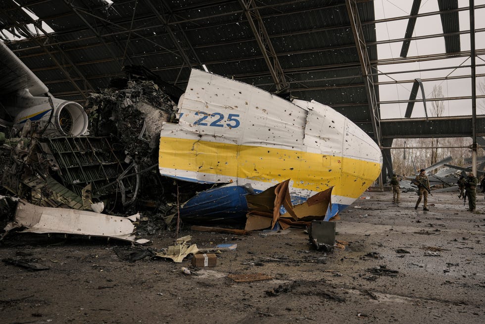 Des militaires ukrainiens passent devant un avion Antonov An-225 Mriya.
