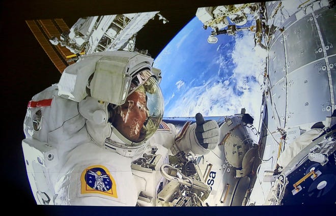L'astronauta della NASA Nick Hague, nato a Belleville, Kansas, ha mostrato questa fotografia di se stesso durante una passeggiata spaziale fuori dalla Stazione Spaziale Internazionale come parte della serie di conferenze Dillon martedì mattina, 5 aprile 2022, alla Hutchinson Sports Arena.