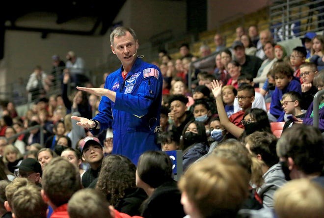 Alla fine del discorso dell'astronauta della NASA Nick Hague, è salito tra il pubblico per rispondere alle domande durante la serie di conferenze Dillon martedì mattina, 5 aprile 2022, presso la Hutchinson Sports Arena.