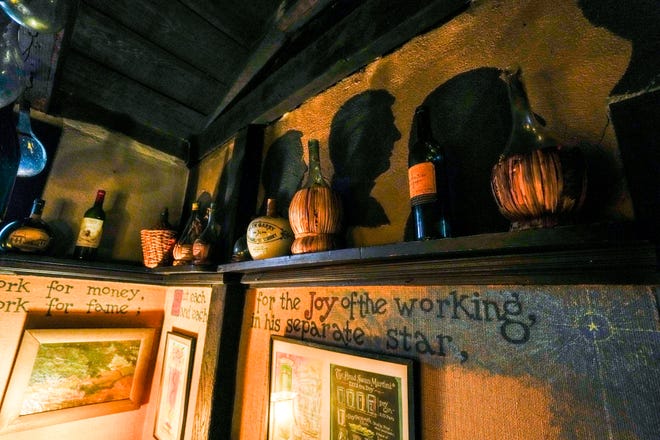 Autour des salles à manger et de l'espace studio du Providence Art Club, des silhouettes de têtes sont peintes en noir, hommages aux membres vivants et morts.