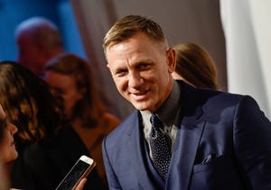 COVID-19 untuk sementara menghentikan kembalinya Daniel Craig ke Broadway