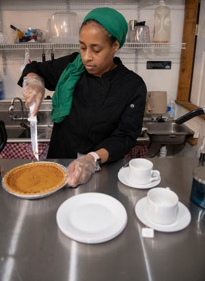 Christian Jones sirve una rebanada de pastel de frijoles blancos el martes 5 de abril de 2022. Jones es el propietario y chef de Hooked and Flavored, un nuevo restaurante que ofrece opciones de comida saludable para Milton.