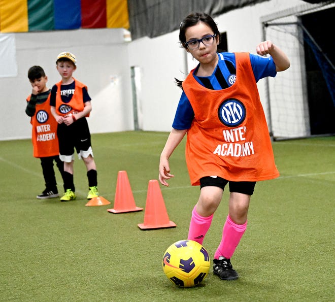 Ayla Braz-Calva, de 6 años, de Framingham, patea la pelota durante la práctica de fútbol de Inter Academy Metro West Boston en el Centro Comunitario y Cultural SMOC en Framingham el 6 de abril de 2022.