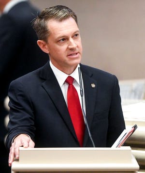 Rep. Wes Allen berbicara selama debat tentang RUU transgender selama sesi legislatif di kamar rumah di Alabama Statehouse di Montgomery, Ala., pada Kamis 7 April 2022.