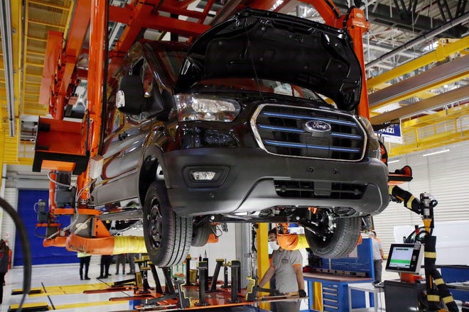 Ford Otosan'ın Kocaeli'deki Gölcük fabrikasında E-Transit kamyonetler üretiliyor.