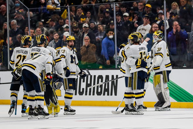 Para pemain Michigan saling menghibur setelah UM kalah 3-2 di semifinal Frozen Four di TD Garden, Boston, Kamis, 7 April 2022.