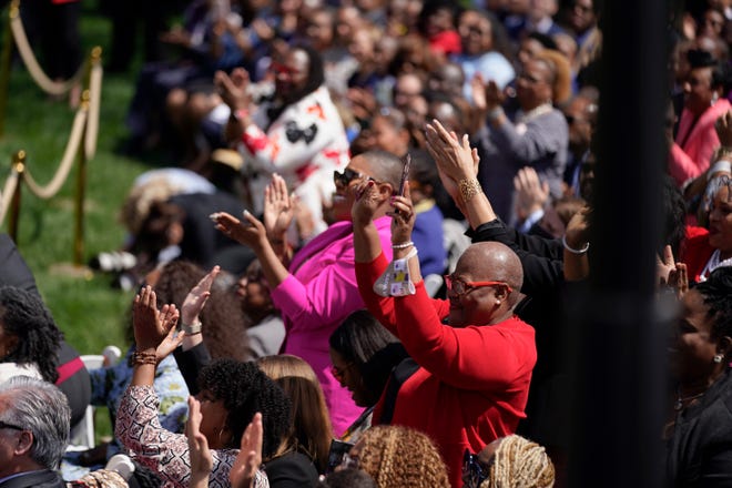 Orang-orang bertepuk tangan saat Wakil Presiden Kamala Harris, didampingi oleh Presiden Joe Biden dan Hakim Ketanji Brown Jackson, berbicara dalam sebuah acara di South Lawn Gedung Putih di Washington, Jumat, 8 April 2022.