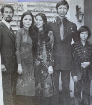 Qi Chin, thứ hai từ trái sang, cùng chồng con ở Sài Gòn những năm 1970.