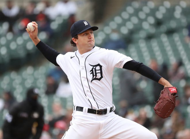 El abridor de los Tigres de Detroit, Casey Mize, lanza contra los Medias Blancas de Chicago en la cuarta entrada el sábado 9 de abril de 2022 en el Comerica Park de Detroit.