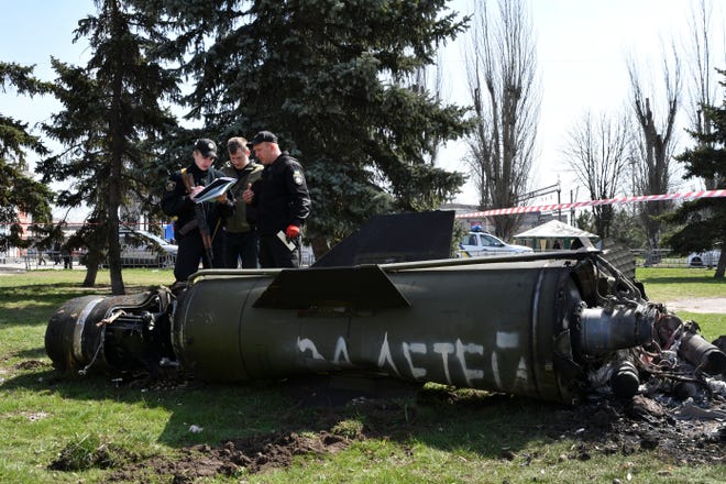 Lebih banyak warga sipil melarikan diri dari Ukraina timur setelah serangan rudal menewaskan sedikitnya 52