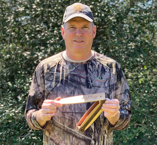 Cut Edge Game Calls'ın sahibi, Northamton County, Bangor'dan Brian Benolken, bir avcının kuşları çekmek için çağrının dört tarafını kullanmasına izin veren 4 Oyunlu bir hindi çağrısını gösteriyor.