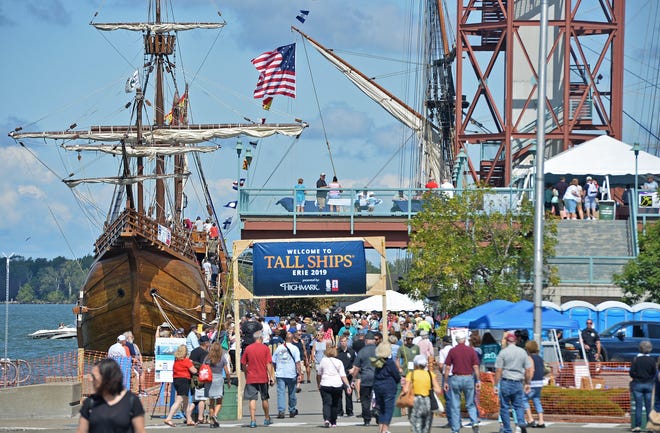 Las multitudes llenan Dobbins Landing en Presque Isle Bay en Erie el 23 de agosto de 2019 durante el Festival Tall Ships Erie 2019.