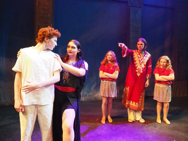 تقدم أكاديمية معهد مسرح الشركة في نورويل