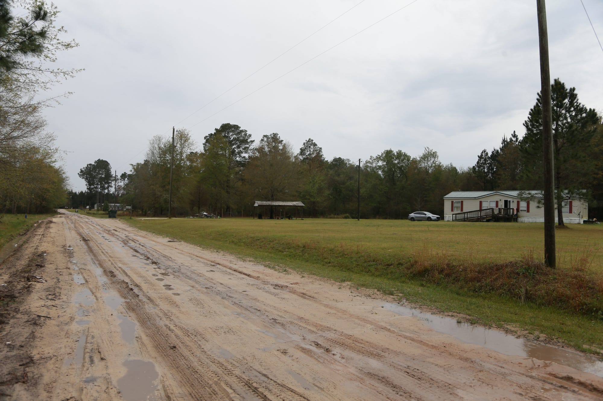 Nopalito Road en Nicholls, Georgia, es un camino de tierra con al menos cuatro casas vinculadas a Patricio y otros miembros de la familia.