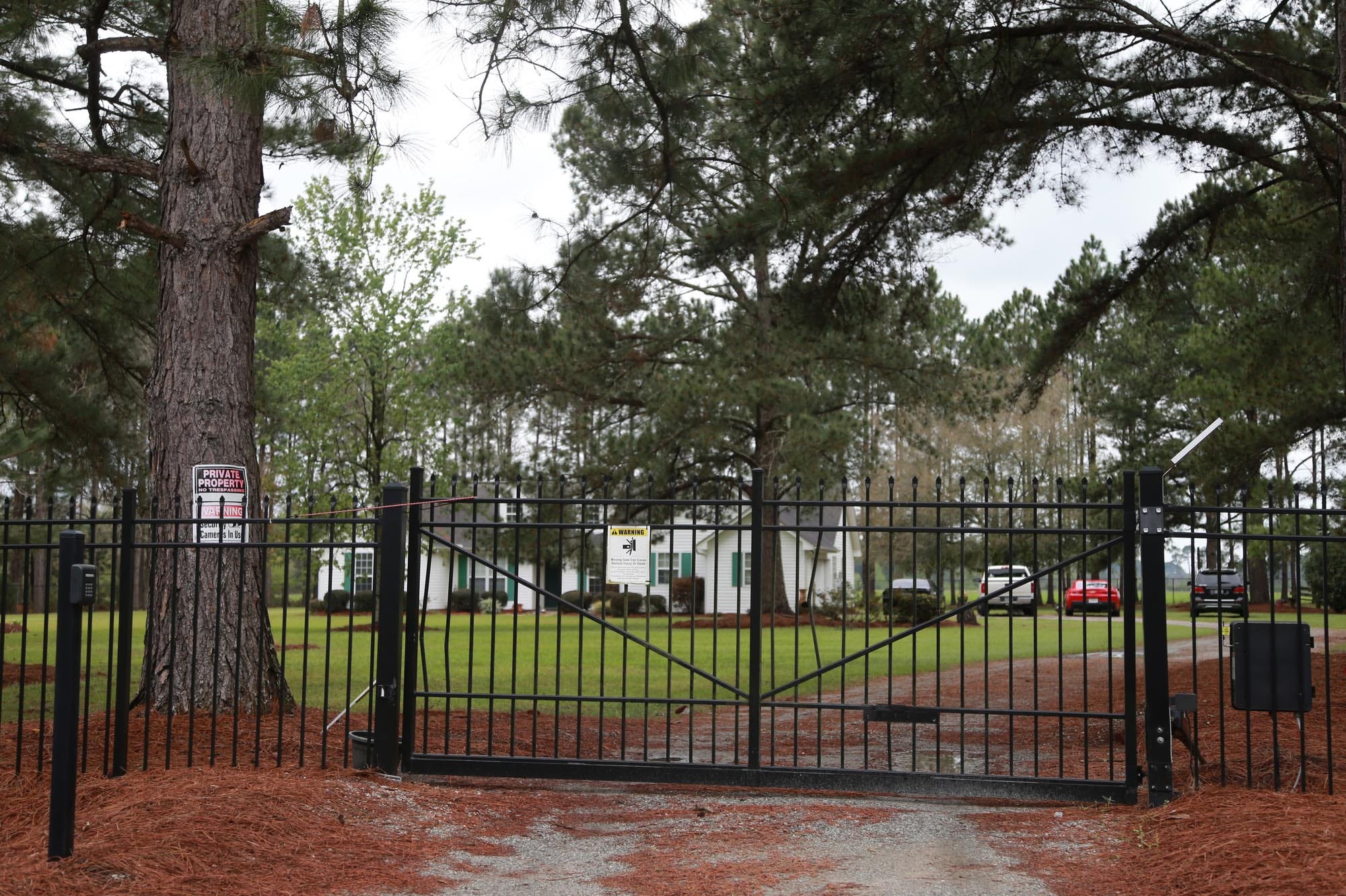 La casa de Jorge Gómez en Douglas, Georgia, tiene una puerta cerrada con llave con un cartel que alerta a las cámaras de seguridad de la propiedad. Los agentes incautaron 5.306 dólares en efectivo en la casa de Gómez, según una presentación judicial. La presentación dice que el dinero fue incautado a su hija Graciela Gómez.
