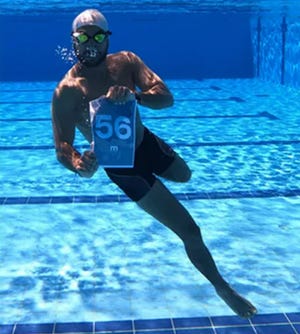 Un nageur égyptien qui a perdu sa jambe bat deux records du monde Guinness