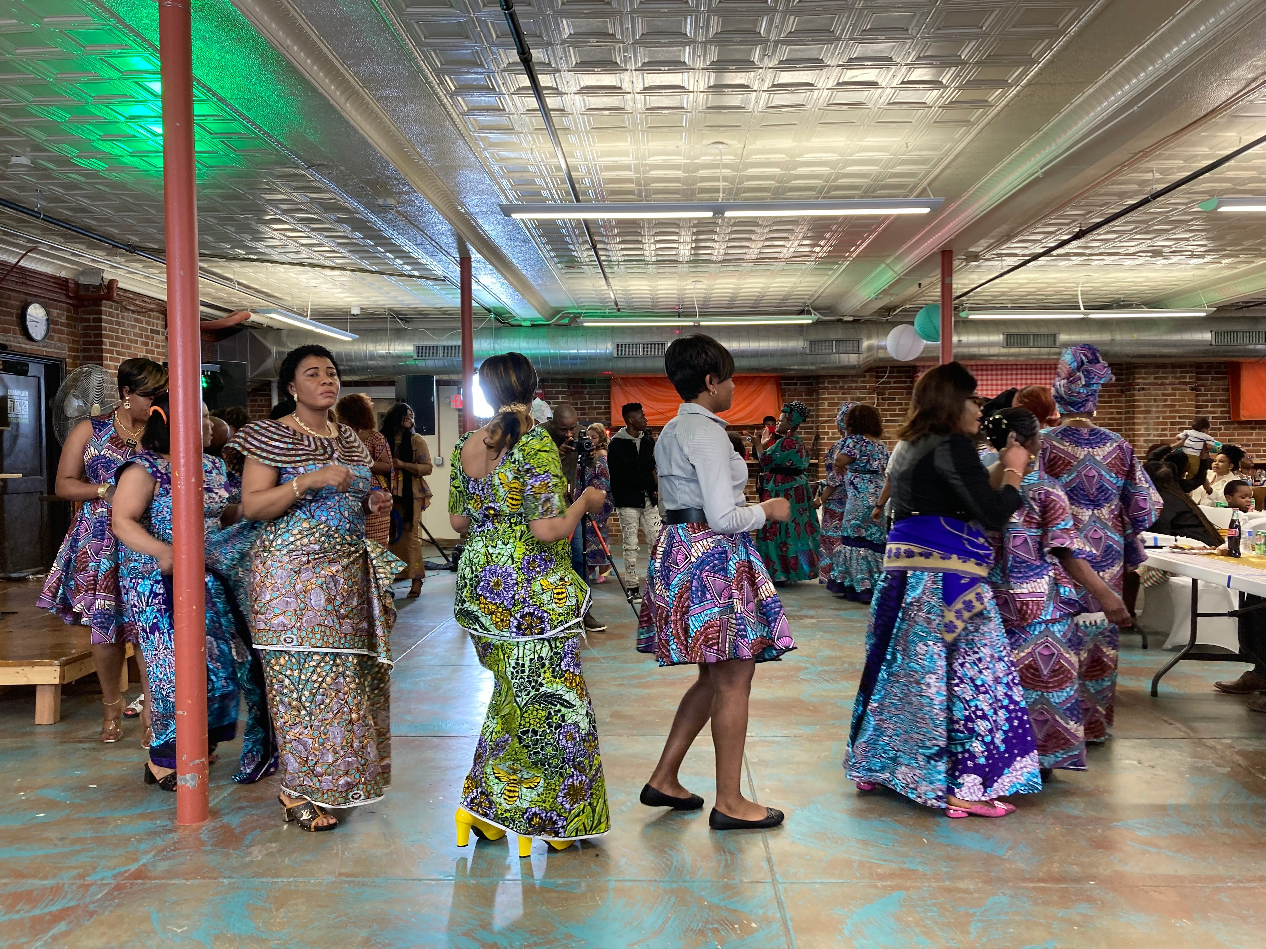 Des femmes congolaises dansent lors d'une célébration de la Journée Internationale de la Femme au centre communautaire Old North End le 26 mars 2022. Jules Wetchi a filmé un épisode de l'African Variety Show centré sur la santé des femmes lors de l'événement.