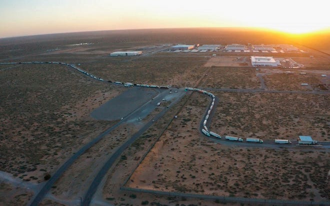 Orden de Abbott detiene el tráfico comercial en la frontera Texas-México