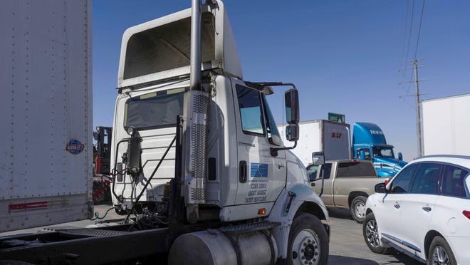 Pengemudi truk memblokir jalan masuk bagi pengemudi truk komersial untuk memasuki Pelabuhan Masuk Santa Teresa menuju ke New Mexico Selasa 12 April 2022.