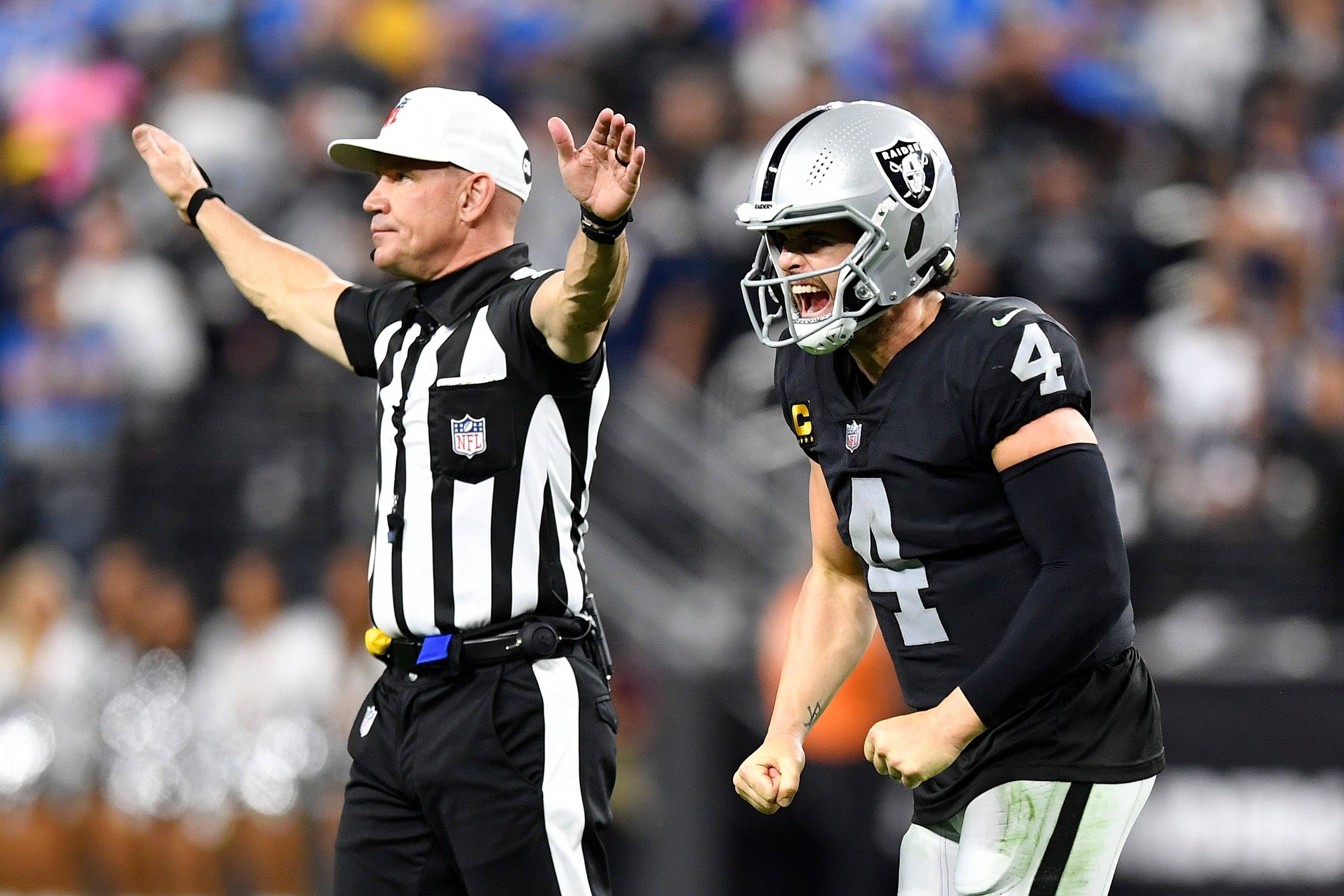 Derek Carr, Raiders agree to three-year, $121.5 million contract extension