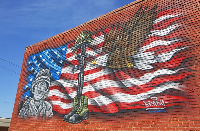 En 2021, l'artiste et peintre mural Brady Scott a peint cette fresque patriotique en l'honneur du soldat de première classe Henry Lee Fisher sur Main Street à Haven. 
