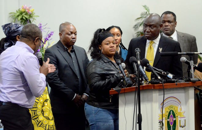 Tamika Palmer, tengah, ibu dari korban penembakan polisi lainnya, Brianna Taylor, bergabung dengan keluarga Lyoya untuk mendukung konferensi pers.