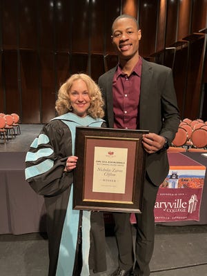 Maryville College professor Alesia Orren, left, helps honor Nicholas Clifton of Sylvania, right, as the school's 2022 "Outstanding Senior."
