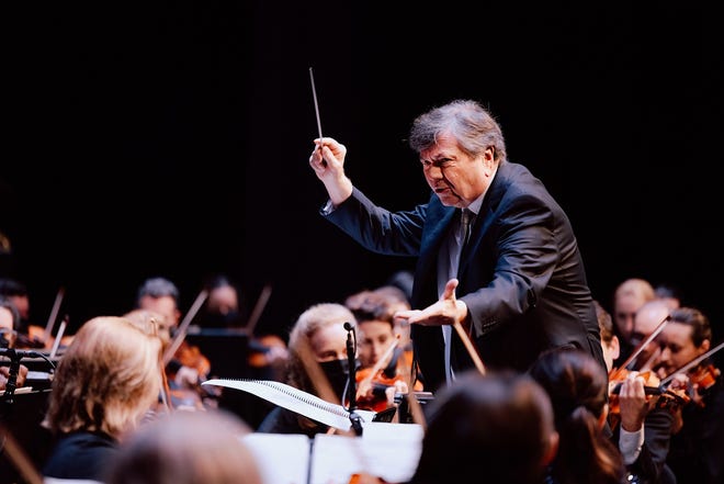 Gerard Schwarz conducts the Palm Beach Symphony, which has added a sixth concert to its 2022-23 season.
