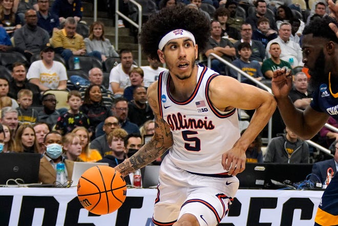 Illinois guard Andre Curbelo looks to pass during the first half against Chattanooga in the first round of the NCAA men's tournament in Pittsburgh, Friday, March 18, 2022. On Friday, April 15, Curbelo announced on Twitter he was transferring to St. John's.