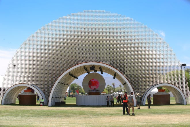 "Circulaire x Microscape" Geschreven door Christopher Sechucki op Coachella Valley Music and Arts Festival in Indio, Californië, op 15 april 2022