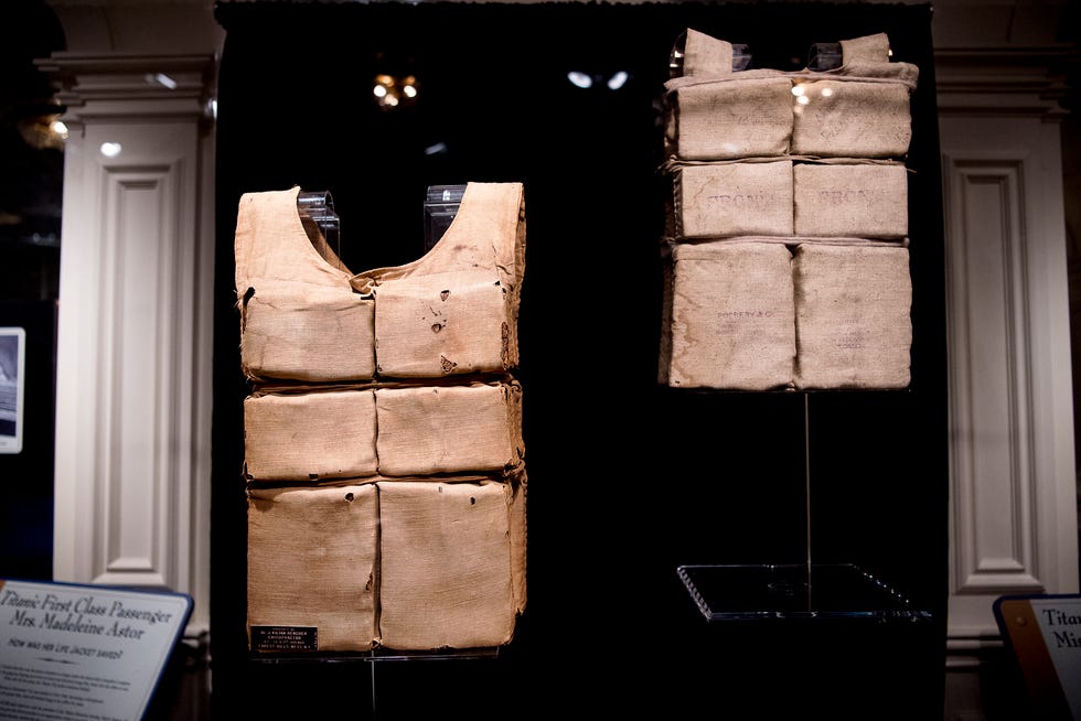 Les gilets de sauvetage de Madeline Astor et Laura Mabel Francatelli sont exposés au Titanic Museum de Pigeon Forge, au Tennessee, le mardi 9 juillet 2019. Le musée présente six des 12 gilets de sauvetage restants connus du navire, dont au moins un porté par un survivant qui n'a jamais été montré.
