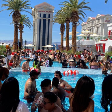 Why Vegas Pool Parties Are The Best Parties I've Ever Been To – Travel à la  Tendelle