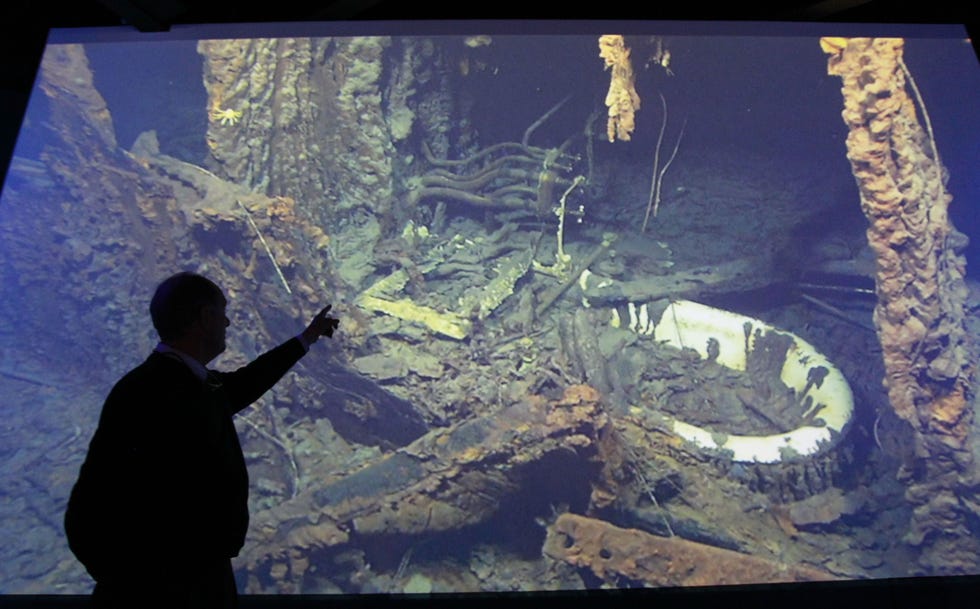 Le professeur Robert Ballard, professeur d'océanographie à l'Université de Rhode Island, souligne ses images de l'épave du Titanic qui fait partie de l'exposition présentée dans le Belfast Building, en Irlande du Nord, le samedi 14 avril 2012. Ballard et son L'équipe a découvert l'épave du Titanic en 1985. (AP Photo/Peter Morrison)